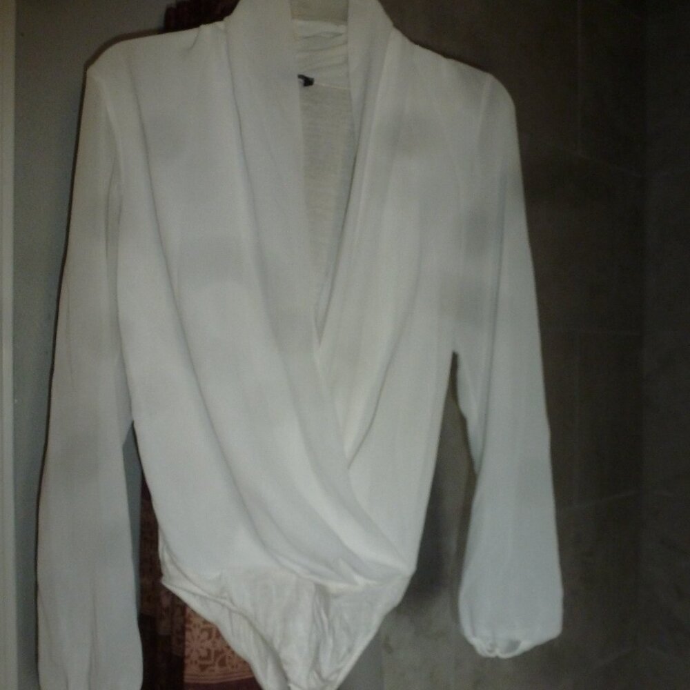 BooHoo Body Suit Top V- neck  Blouse Outfit Bodysuit sz 6 Made in Italy